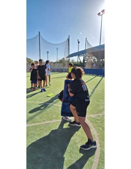 Rocio entrenado con el escudo de rugby